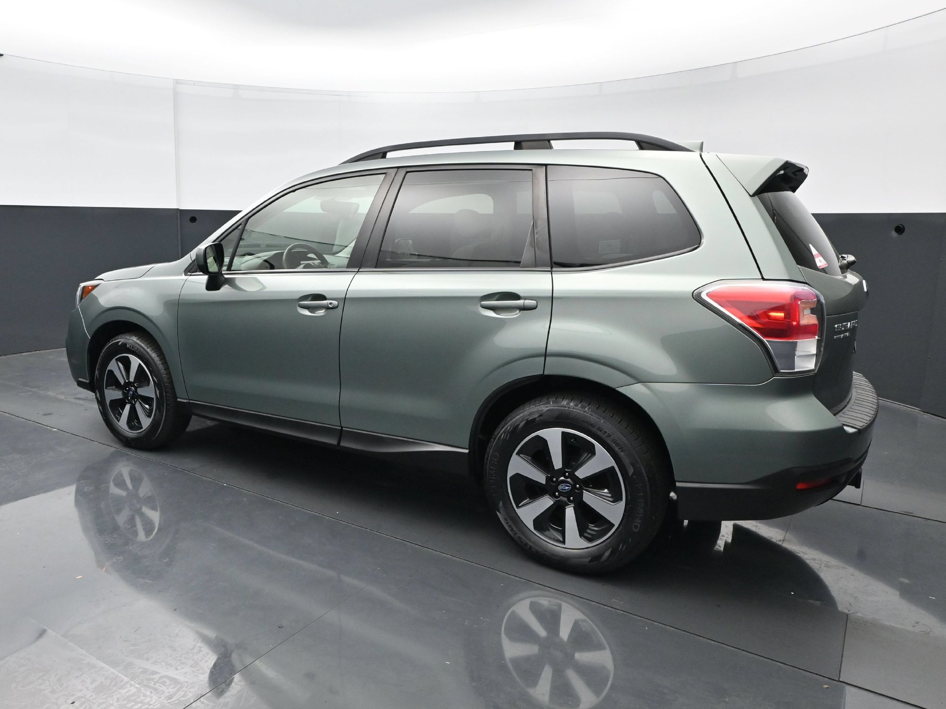 Used 2017 Subaru Forester 2.5i Premium w/ Popular Package #2A AWD/4WD image 3