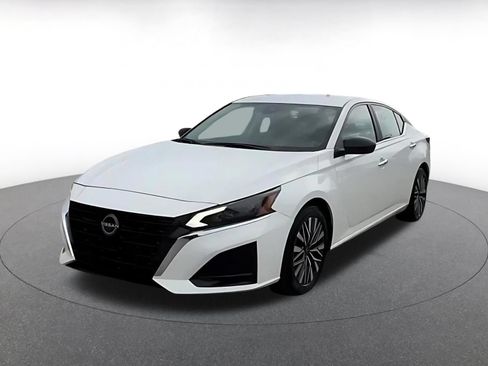 Used 2025 Nissan Altima 2.5 SV FWD image 7