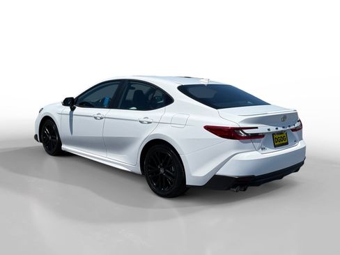 Used 2025 Toyota Camry SE FWD image 3