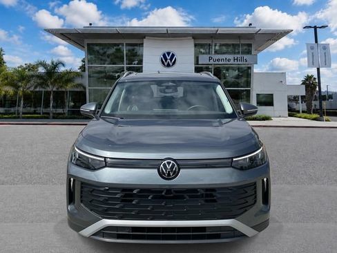 Used 2026 Volkswagen Tiguan SE w/ Panoramic Sunroof Package FWD image 2