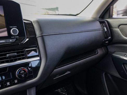 Used 2025 Nissan Pathfinder SV FWD image 30