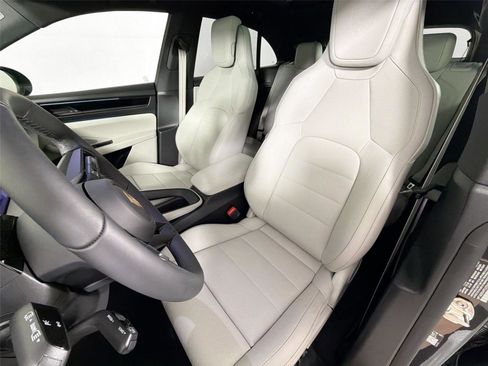 Certified 2026 Porsche Macan 4 Electric RWD image 5