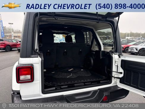 Used 2022 Jeep Wrangler Unlimited Sahara w/ Cold Weather Group image 15