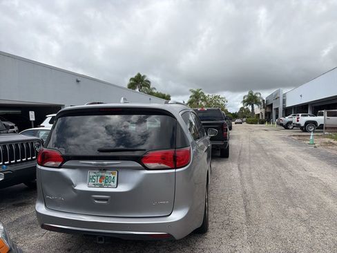 Used 2020 Chrysler Pacifica Limited image 7