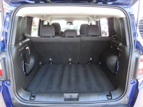 Used 2018 Jeep Renegade Latitude w/ UConnect 8.4 Nav Group FWD image 26