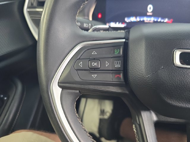 Used 2023 Jeep Grand Cherokee Laredo AWD/4WD image 19