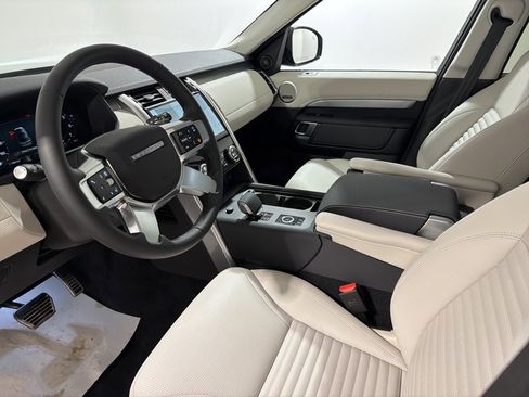 Used 2025 Land Rover Discovery Dynamic SE image 10