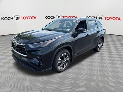 Used 2023 Toyota Highlander XLE AWD/4WD image 3