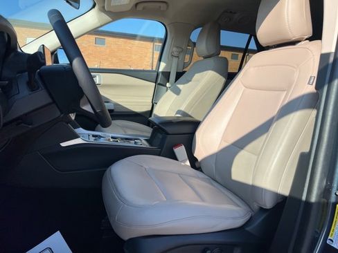 Certified 2023 Ford Explorer XLT w/ Equipment Group 202A image 18