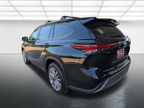 Used 2024 Toyota Highlander Platinum FWD image 2