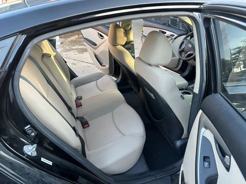 Used 2014 Hyundai Elantra SE w/ Option Group 02 FWD image 19