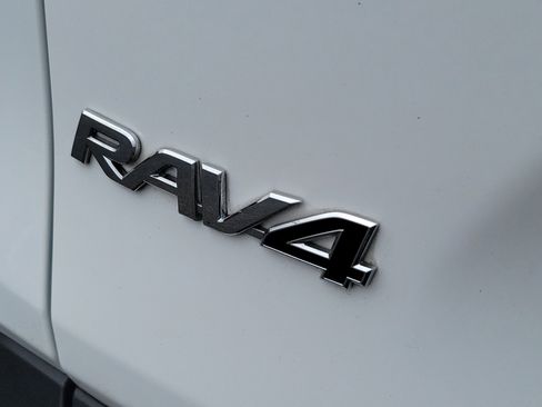 Used 2022 Toyota RAV4 XLE image 7