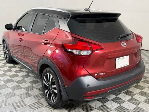 Used 2020 Nissan Kicks SR w/ SR Premium Package FWD image 3