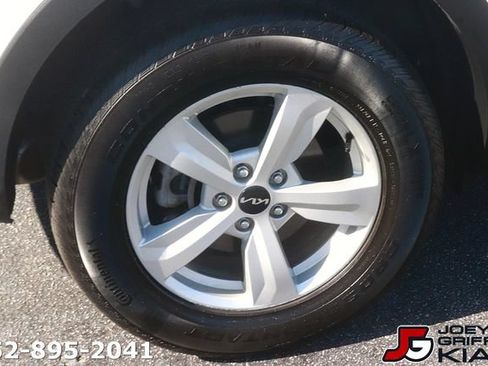 Certified 2023 Kia Sorento LX AWD/4WD image 9
