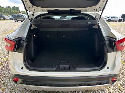 Certified 2024 Chevrolet Trax LT w/ Sunroof Package FWD image 12