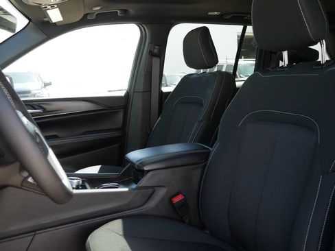 Used 2025 Jeep Grand Cherokee Laredo X w/ Luxury Tech Group I AWD/4WD image 8