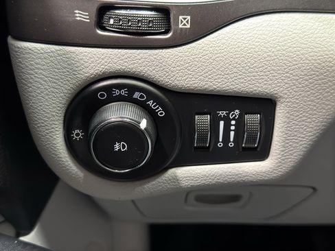 Used 2020 Jeep Cherokee Latitude Plus w/ Cold Weather Group image 32