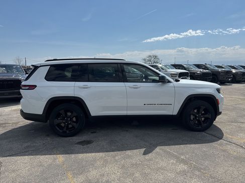 Used 2023 Jeep Grand Cherokee L Laredo image 5