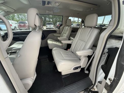 Used 2013 Chrysler Town & Country Touring-L w/ Driver Convenience Group FWD image 19