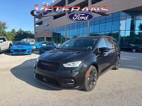 Used 2025 Chrysler Pacifica Limited FWD image 1