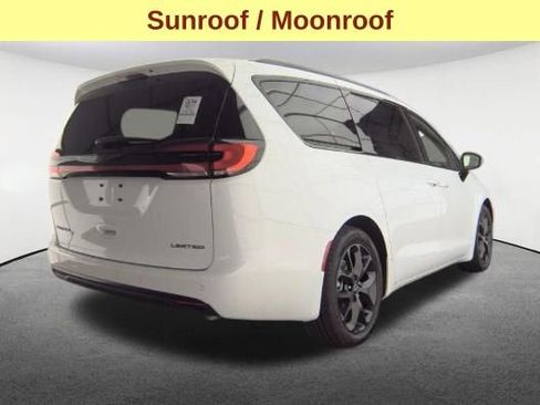 Used 2025 Chrysler Pacifica Limited FWD image 5