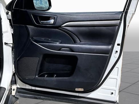 Used 2018 Toyota Highlander SE FWD image 35
