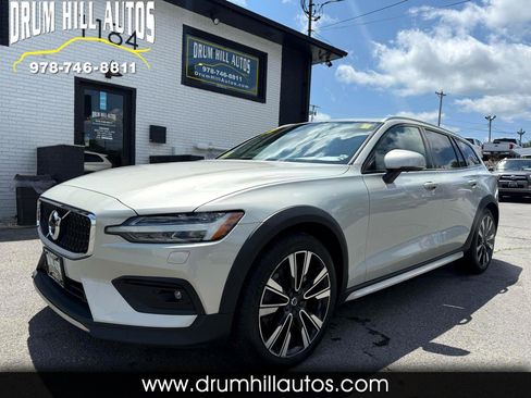 Used 2020 Volvo V60 T5 Cross Country image 1