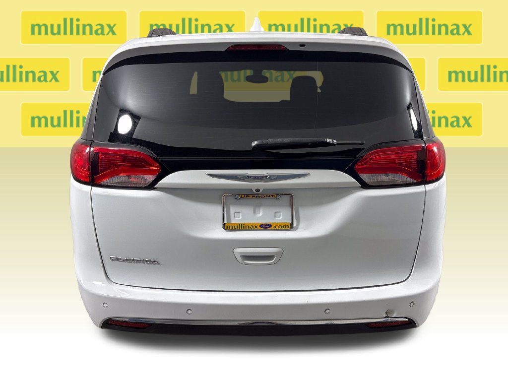Used 2017 Chrysler Pacifica Touring-L w/ Tire & Wheel Group FWD image 8