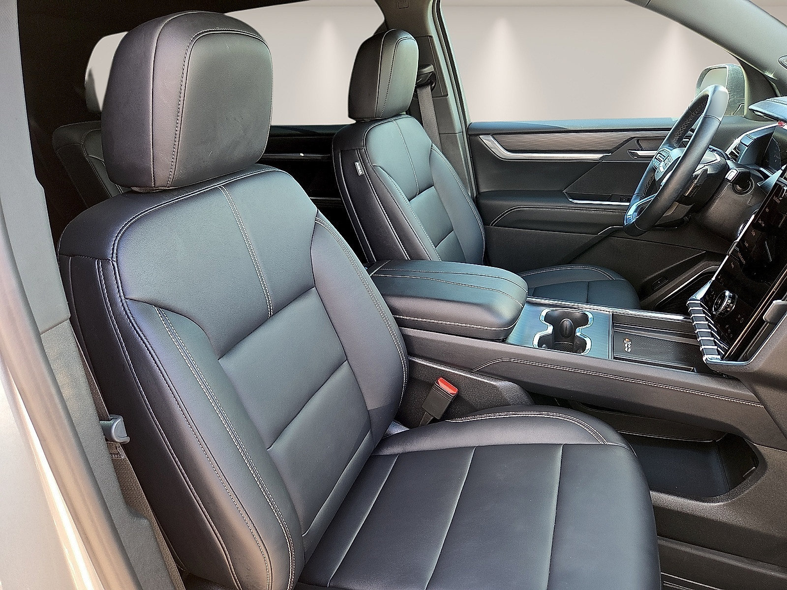 Used 2026 GMC Acadia Elevation w/ Elevation Premium Package FWD image 8