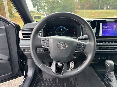 Used 2025 Toyota Camry SE image 33
