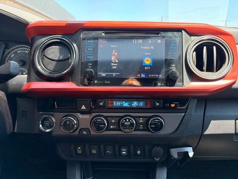 Used 2016 Toyota Tacoma TRD Sport AWD/4WD image 19