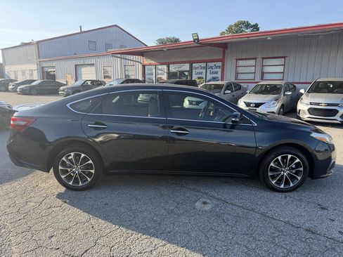Used 2018 Toyota Avalon XLE FWD image 4