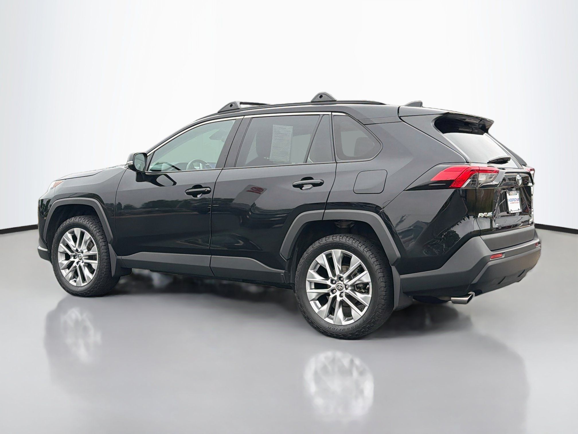 Used 2023 Toyota RAV4 XLE Premium AWD/4WD image 4
