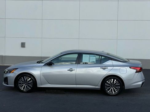 Used 2024 Nissan Altima 2.5 SV image 2