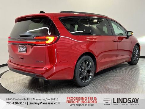 New 2026 Chrysler Pacifica Limited w/ S Appearance Package image 4