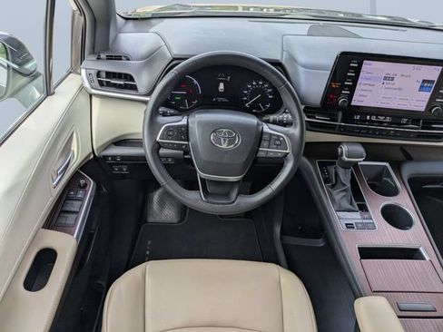 Used 2024 Toyota Sienna XLE FWD image 16