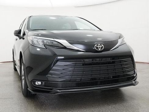 New 2026 Toyota Sienna XLE image 18