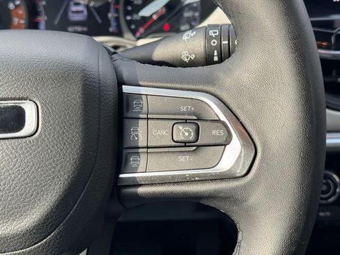 Used 2025 Jeep Compass Limited image 36