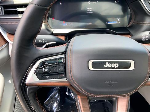 Used 2023 Jeep Grand Cherokee L Summit w/ Luxury Tech Group V AWD/4WD image 37