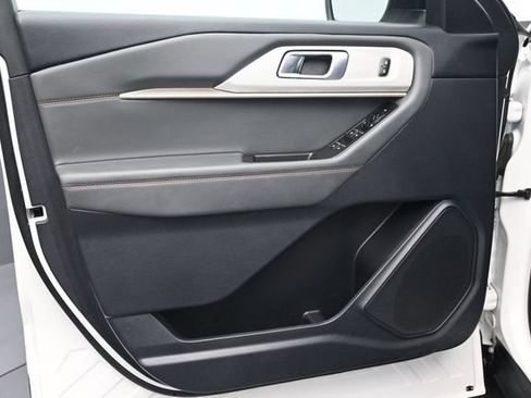 Certified 2025 Ford Explorer Active AWD/4WD image 23