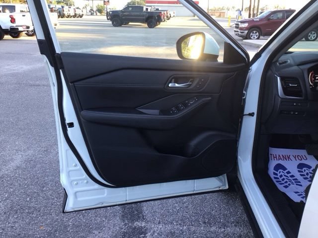Used 2025 Nissan Rogue SL w/ Tech Package AWD/4WD image 6