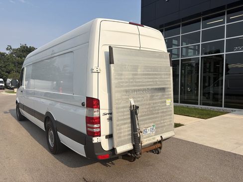 Used 2010 Freightliner Sprinter 2500 RWD image 2