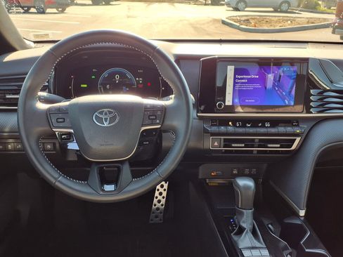 Certified 2025 Toyota Camry SE FWD image 5