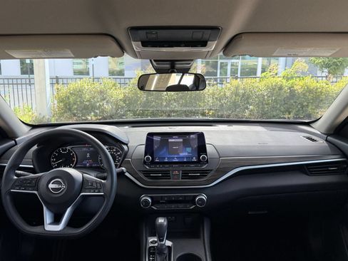Used 2025 Nissan Altima 2.5 SV FWD image 33