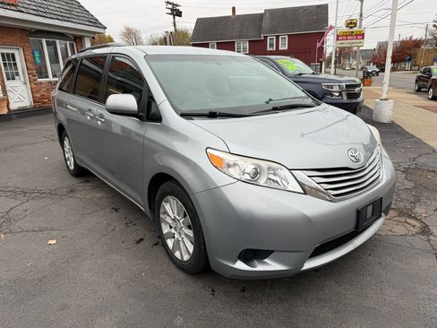 Used 2015 Toyota Sienna LE image 3