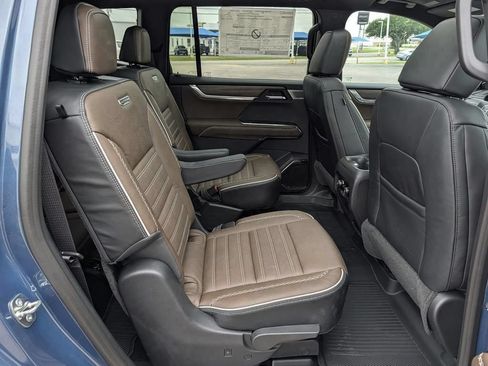 New 2026 GMC Acadia Denali Ultimate w/ LPO, Floor Liner Package AWD/4WD image 41