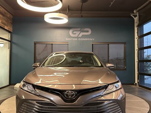 Used 2018 Toyota Camry XLE image 8