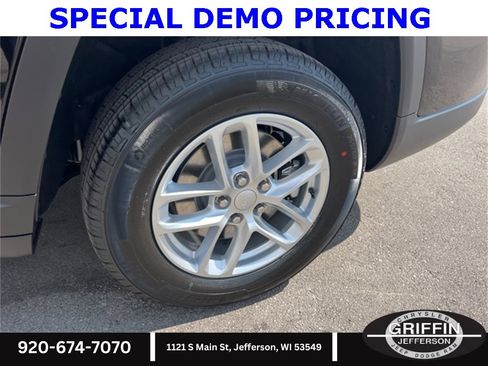 New 2025 Jeep Grand Cherokee L Laredo w/ Luxury Tech Group I image 16