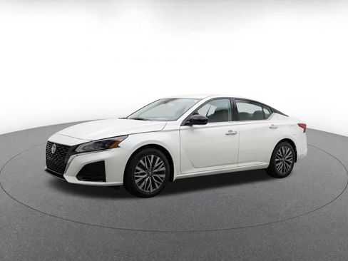 Used 2025 Nissan Altima 2.5 SV FWD image 3