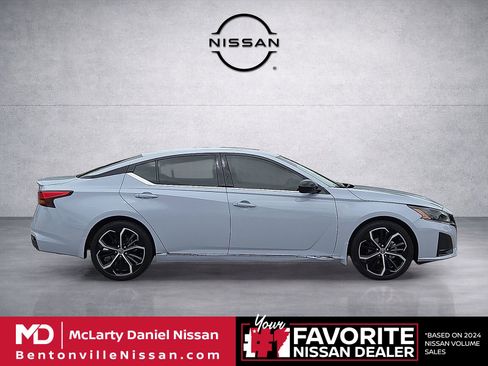 Used 2024 Nissan Altima 2.5 SR w/ SR Premium Package FWD image 6